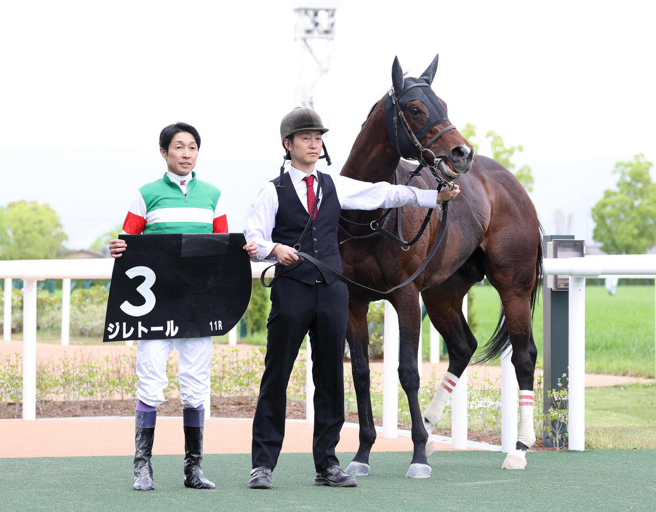 京都11R、天王山Sを制したジレトールと口取りに並ぶ武豊騎手（左）（撮影・白石智彦）