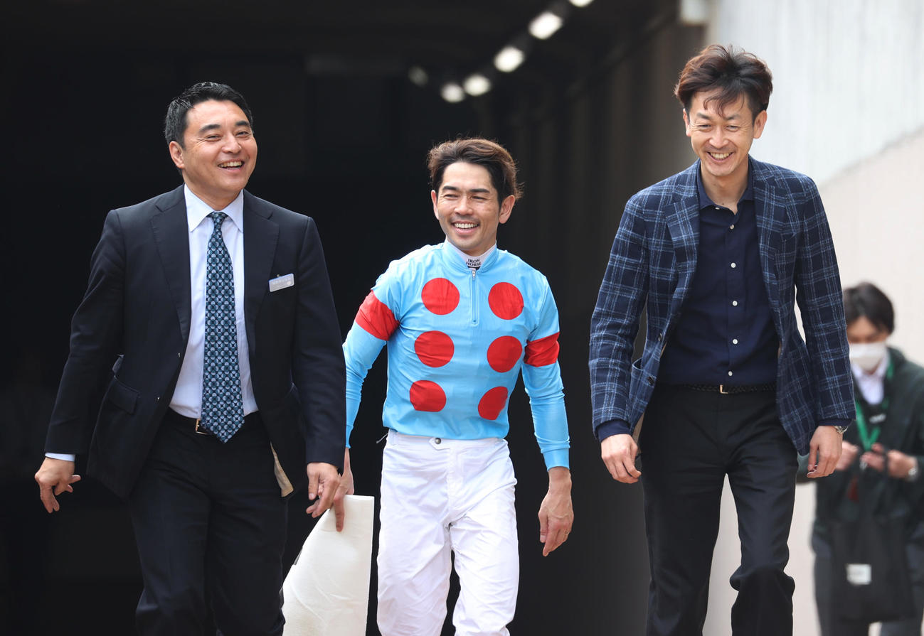 東京6R・1着エストレヤデベレンの、左から米本昌史シルクレーシング代表、戸崎圭太騎手、武幸四郎調教師