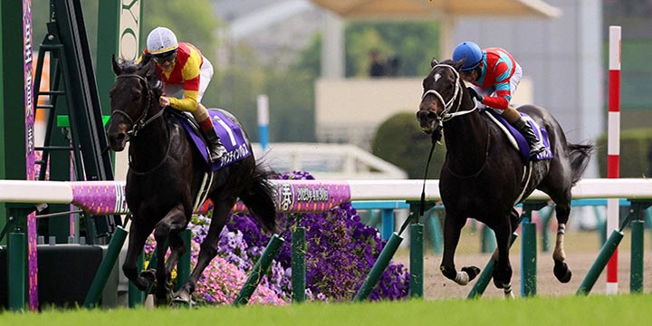 1着でゴールするジャスティンパレスとC.ルメール騎手（左）。右は2着のディープボンド（撮影・加藤哉）＝2023年4月30日、京都競馬場