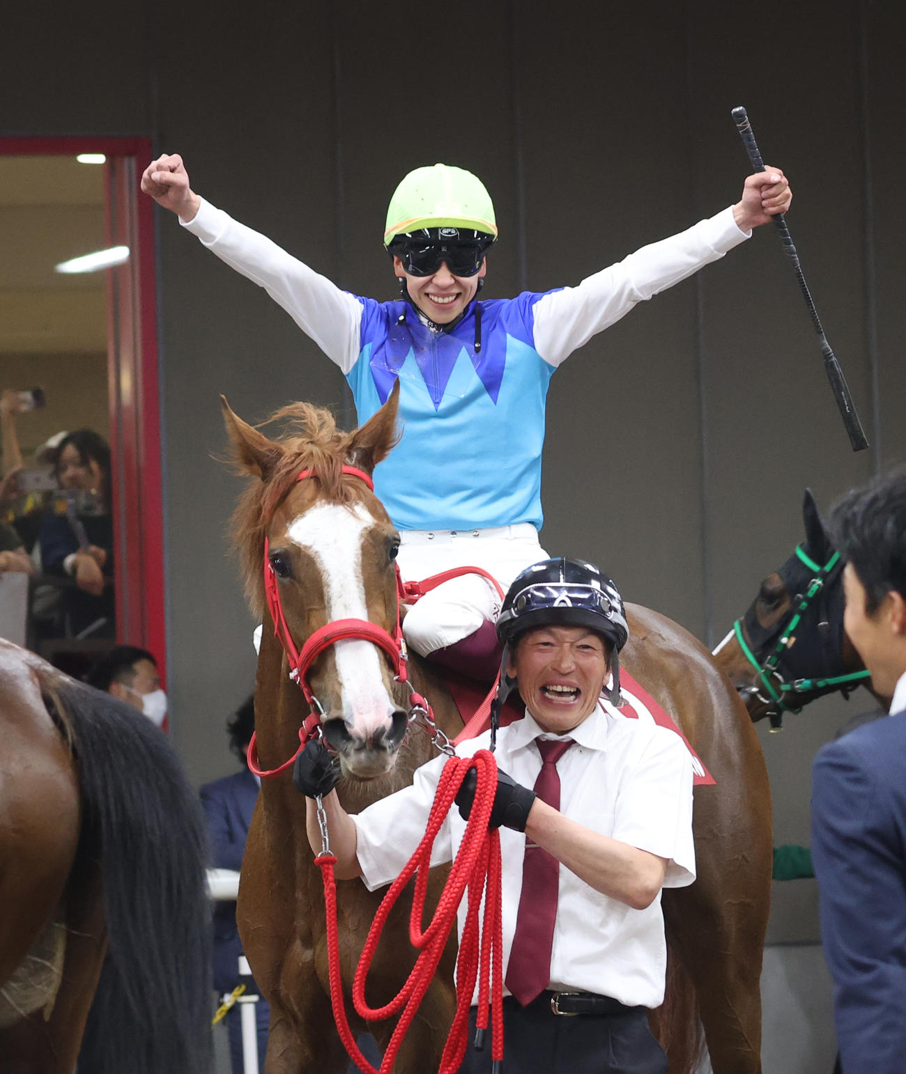 フローラSを制したアドマイヤベルの横山武騎手はガッツポーズする（撮影・柴田隆二）