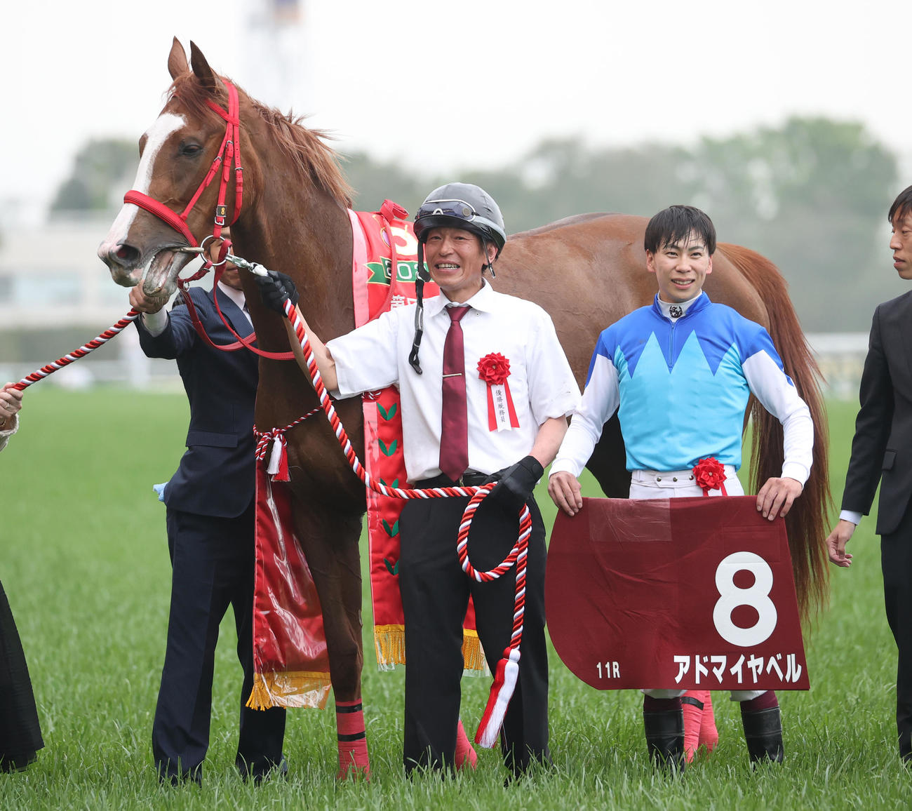 フローラSを制したアドマイヤベルと横山武騎手（右）（撮影・柴田隆二）