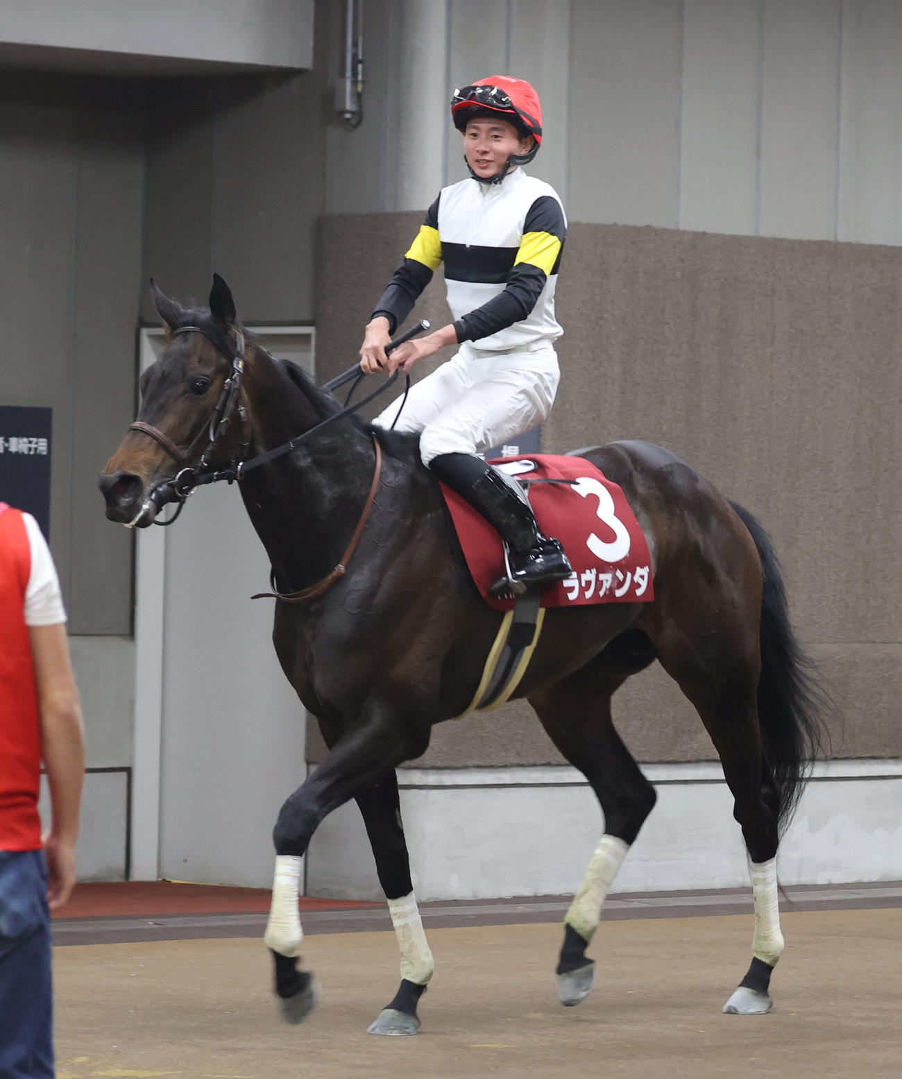 フローラSで2着のラヴァンダと岩田望騎手（撮影・柴田隆二）