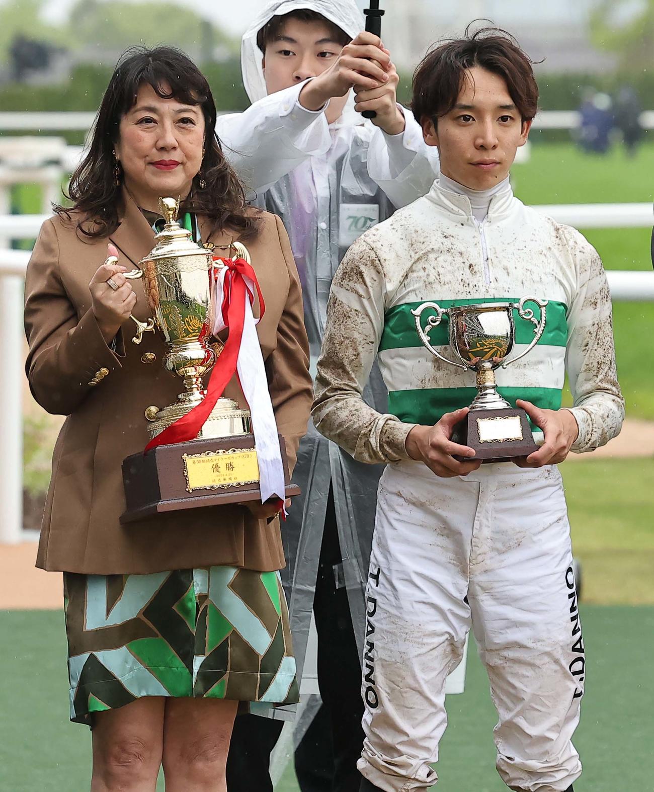 読売マイラーズカップ　ソウルラッシュで優勝し記念撮影する石川オーナー（左）と団野騎手