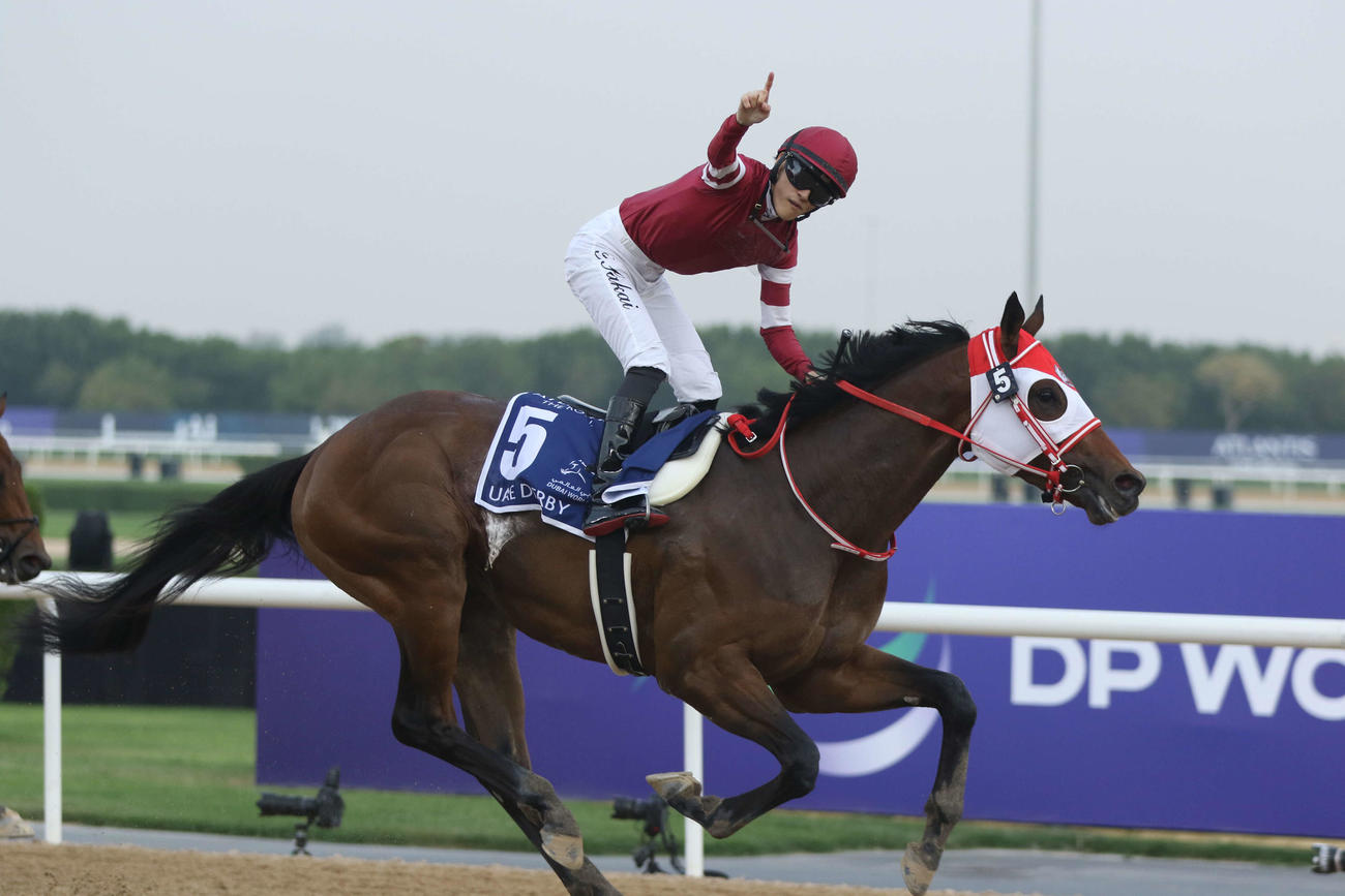 3月31日、UAEダービーをフォーエバーヤングで制し、ポーズを決める坂井騎手