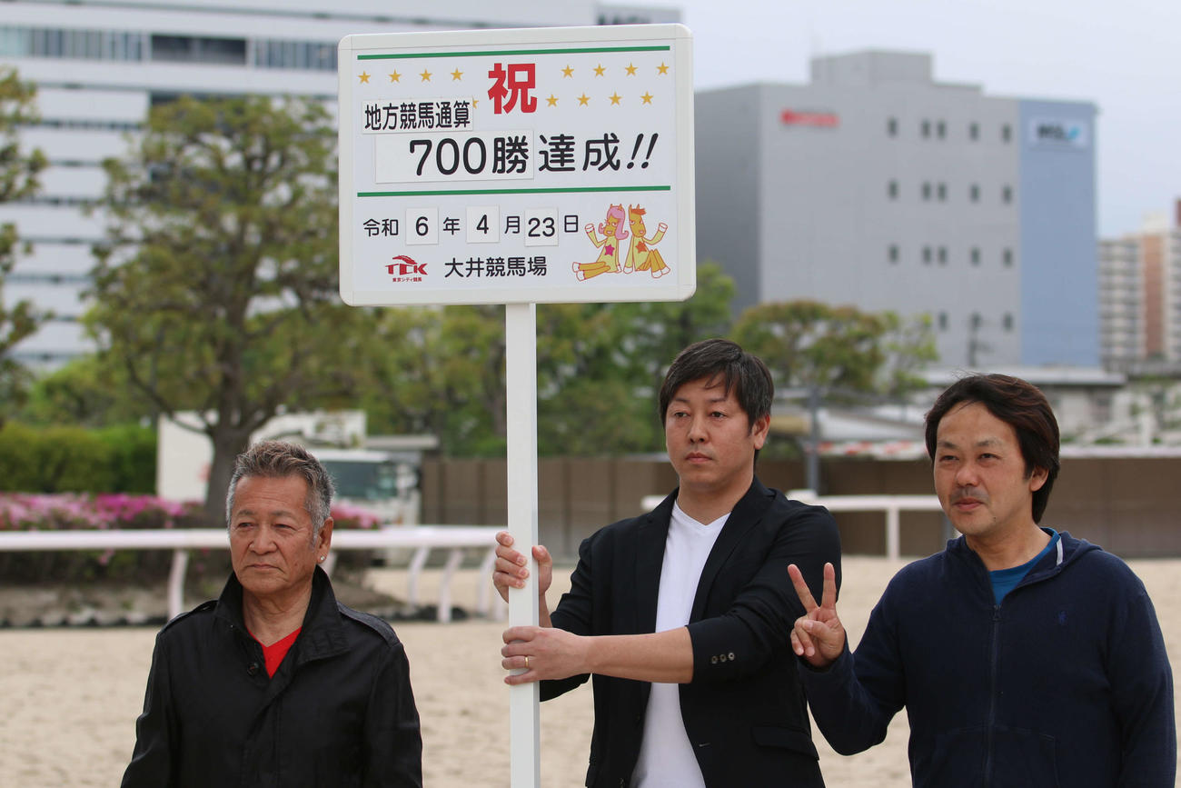大井2Rで地方競馬通算700勝を達成した大井の赤嶺本浩調教師（左）