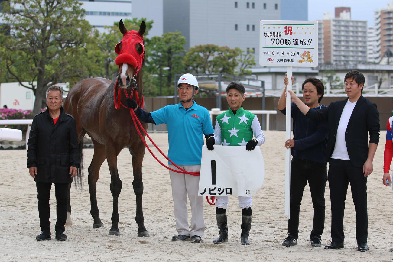 大井2Rで地方競馬通算700勝を達成した大井の赤嶺本浩調教師（左）
