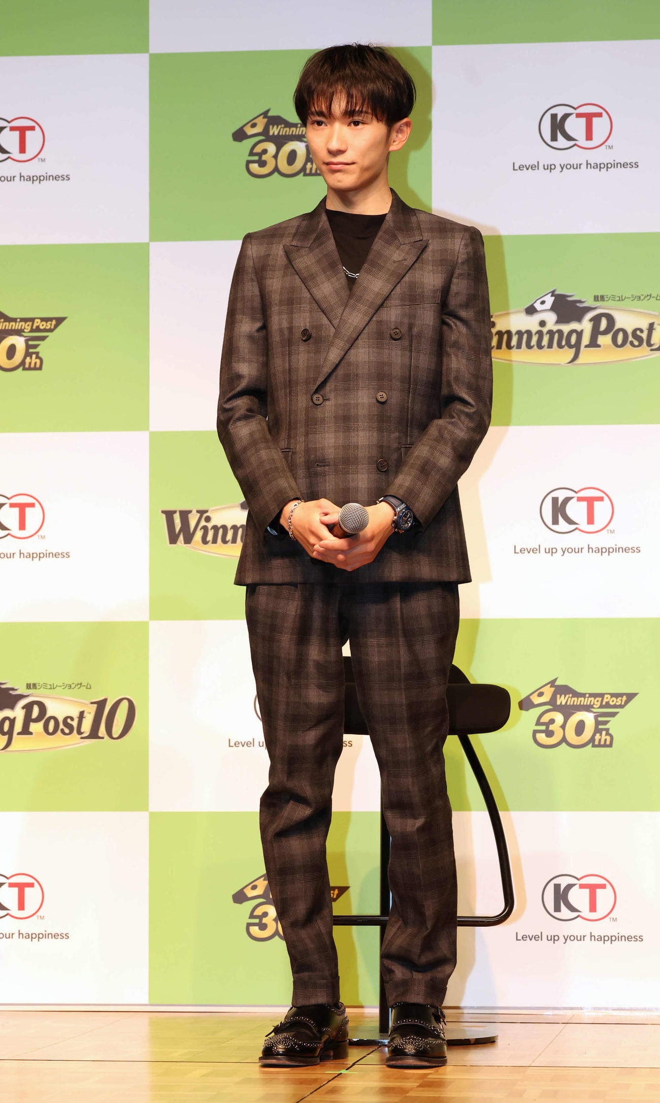 チェックのセットアップスーツに身を包んだ坂井瑠星騎手（2023年撮影）