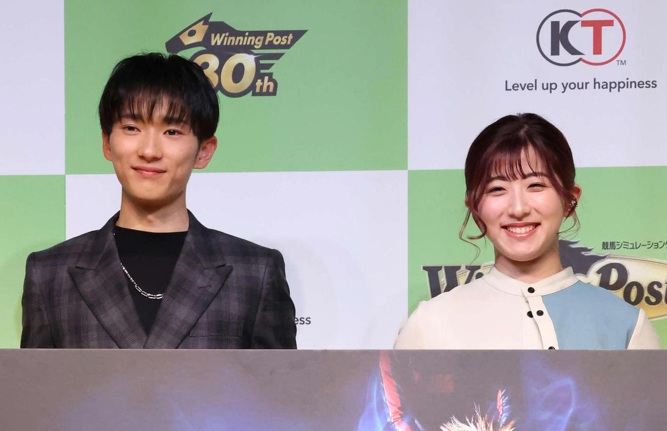 並んで笑顔を見せる坂井瑠星騎手（左）と今村聖奈騎手（2023年撮影）