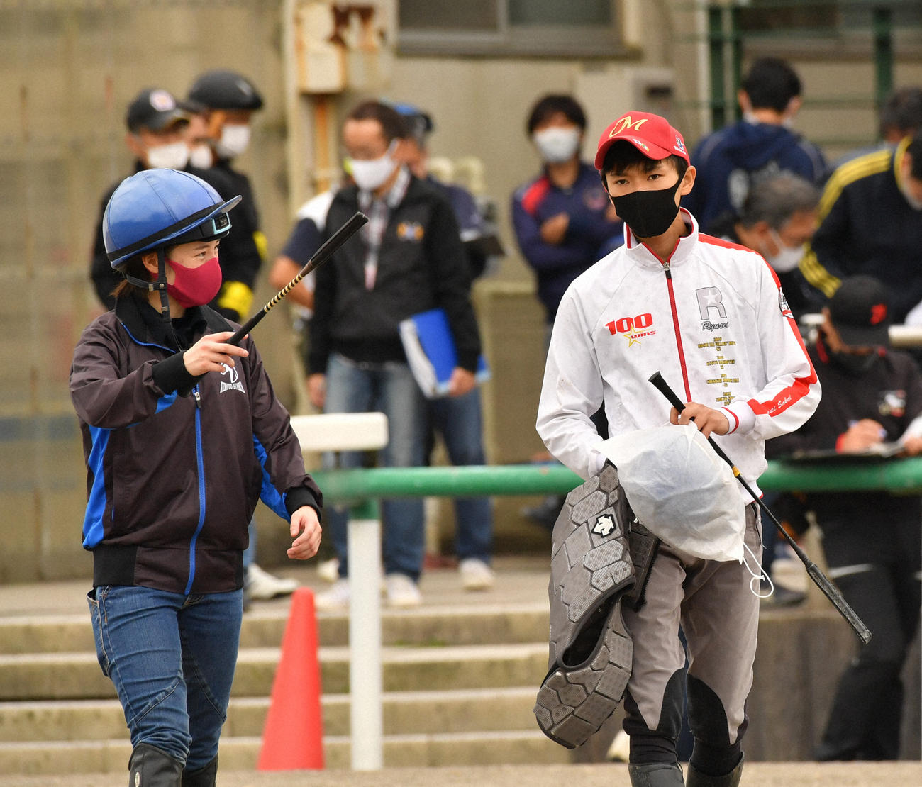 藤田菜七子騎手（左）と談笑する坂井瑠星騎手（2020年撮影）