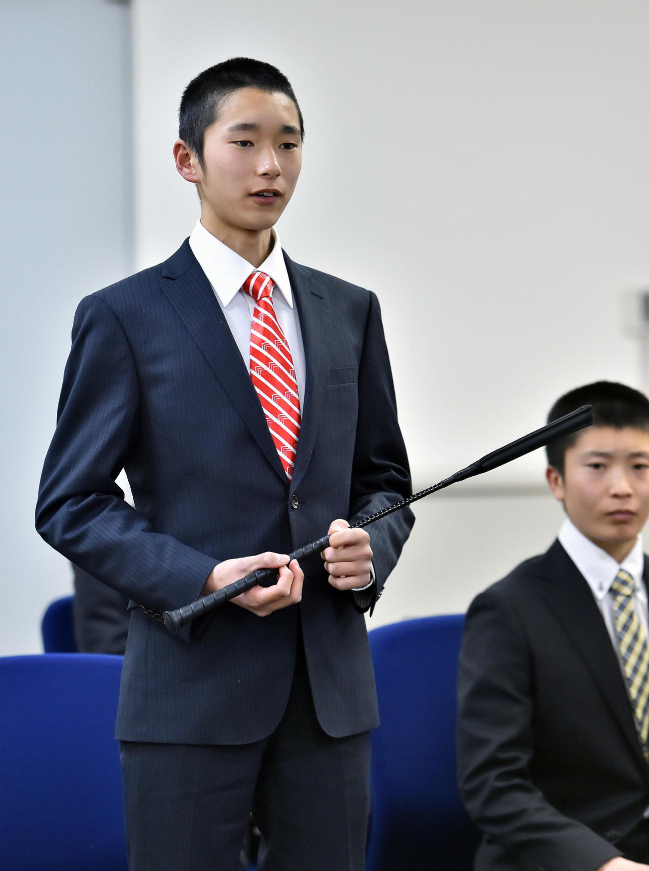 16年2月、鞭贈呈式に臨む坊主頭の坂井瑠星騎手