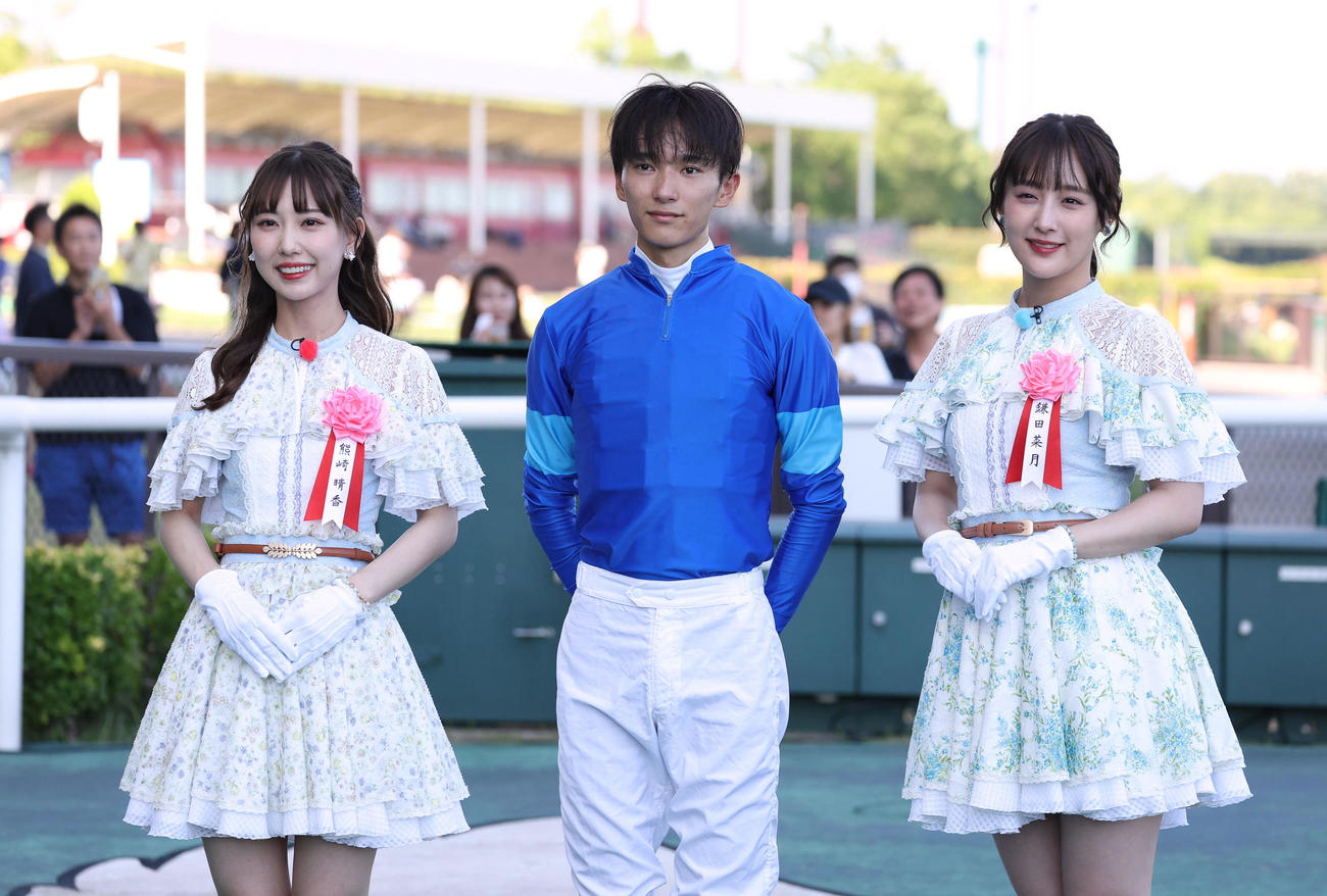 SKE48熊崎晴香（左）、鎌田菜月と並んで笑顔の坂井瑠星騎手（2023年撮影）
