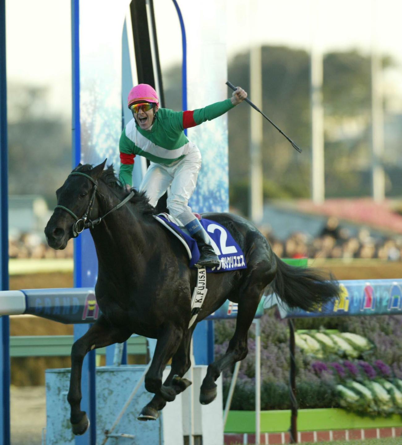 03年、有馬記念を連覇したシンボリクリスエス。あん上のペリエ騎手もファンにガッツポーズ