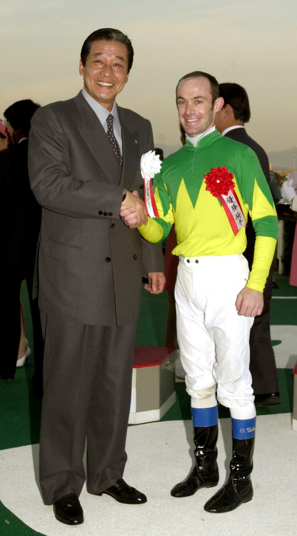 02年、梨田昌孝近鉄監督（左）は阪神牝馬Sを制したペリエ騎手を祝福