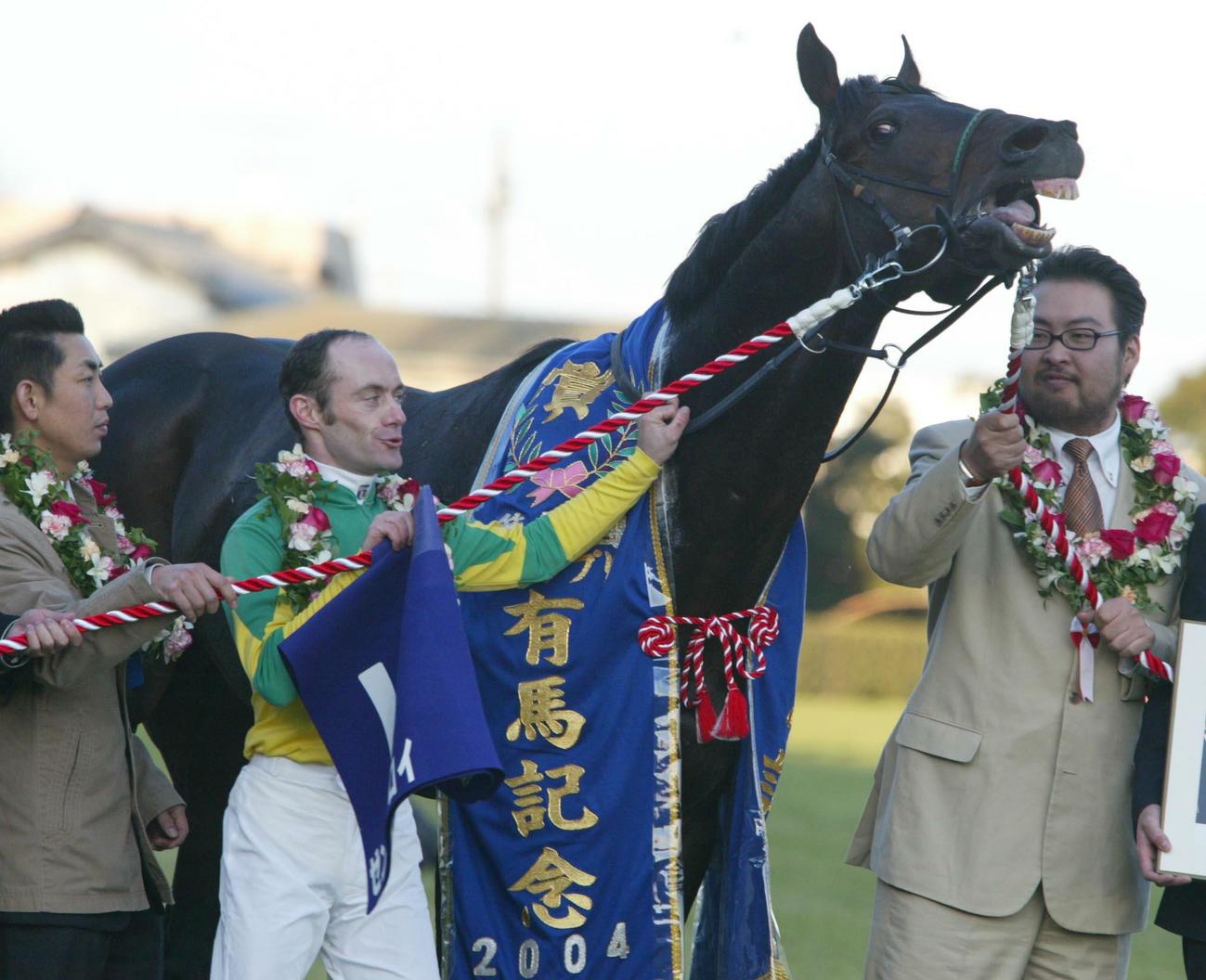 04年、有馬記念で2億円のボーナスを獲得しほえるゼンノロブロイとペリエ騎手
