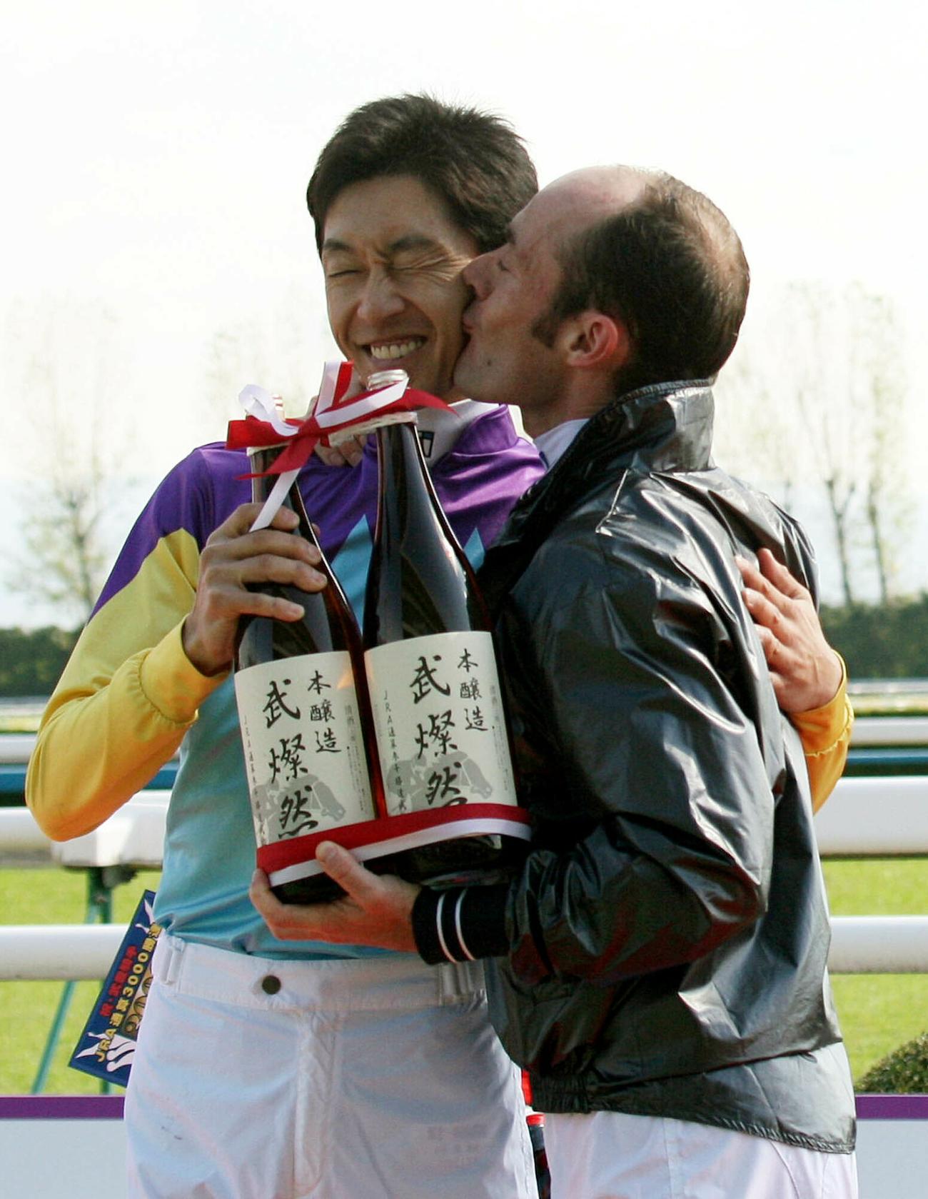 07年、3000勝を達成した武豊騎手に祝福のキスを贈るペリエ騎手
