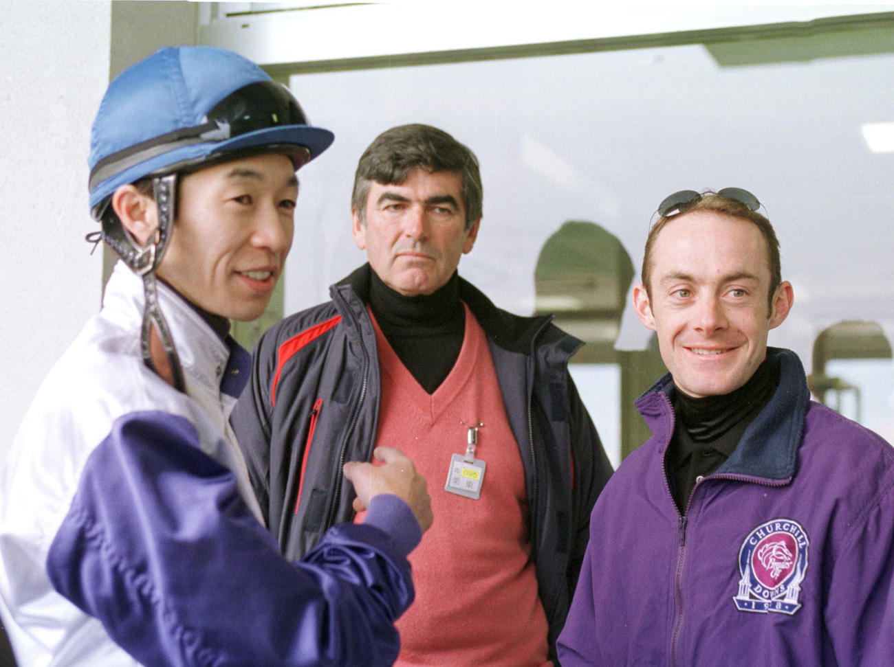 武豊騎手（左）と談笑するペリエ騎手（右）（2001年撮影）