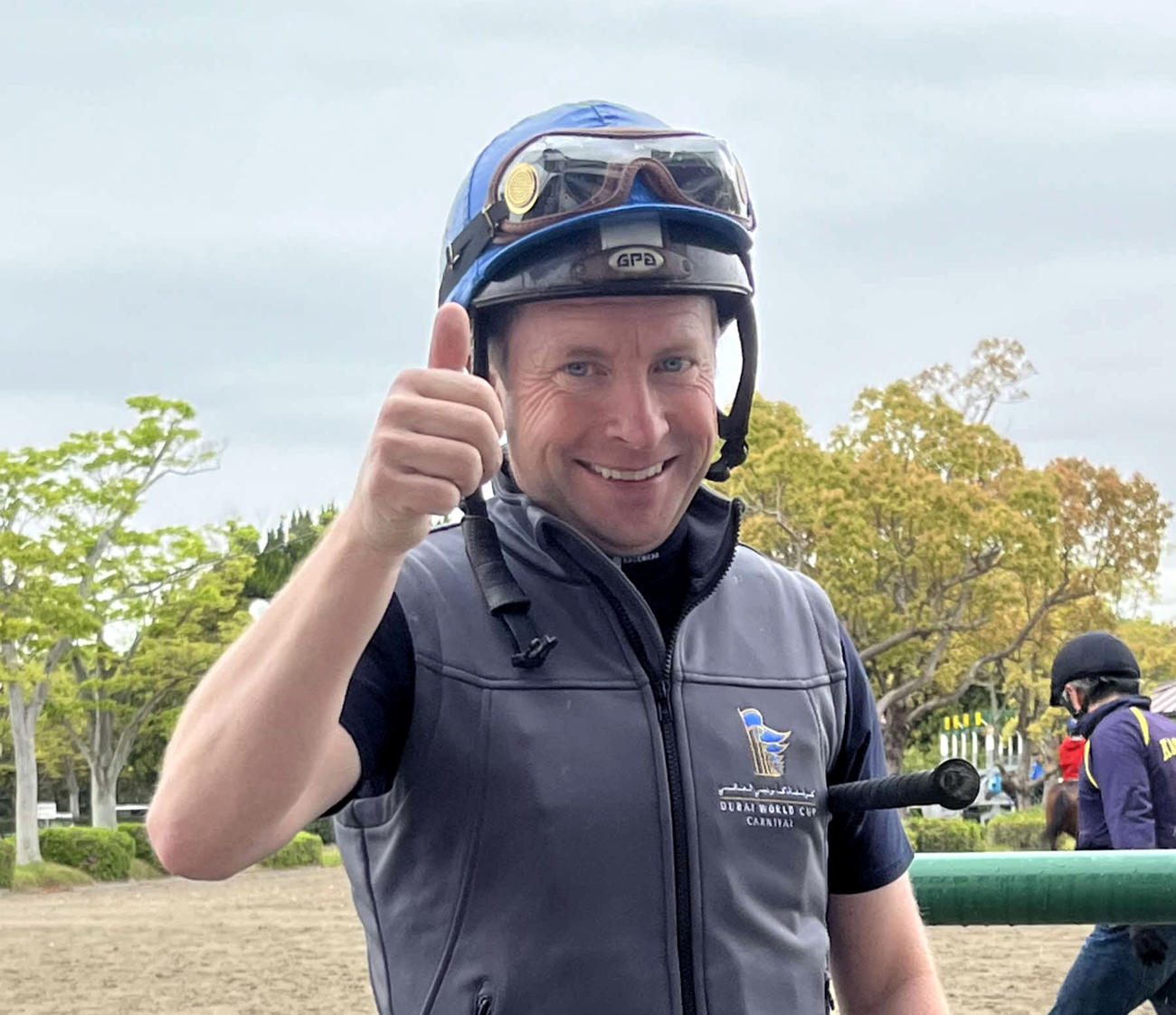 美浦トレセンに初来場したT・オシェア騎手は笑顔でサムズアップポーズを見せる（撮影・桑原幹久）