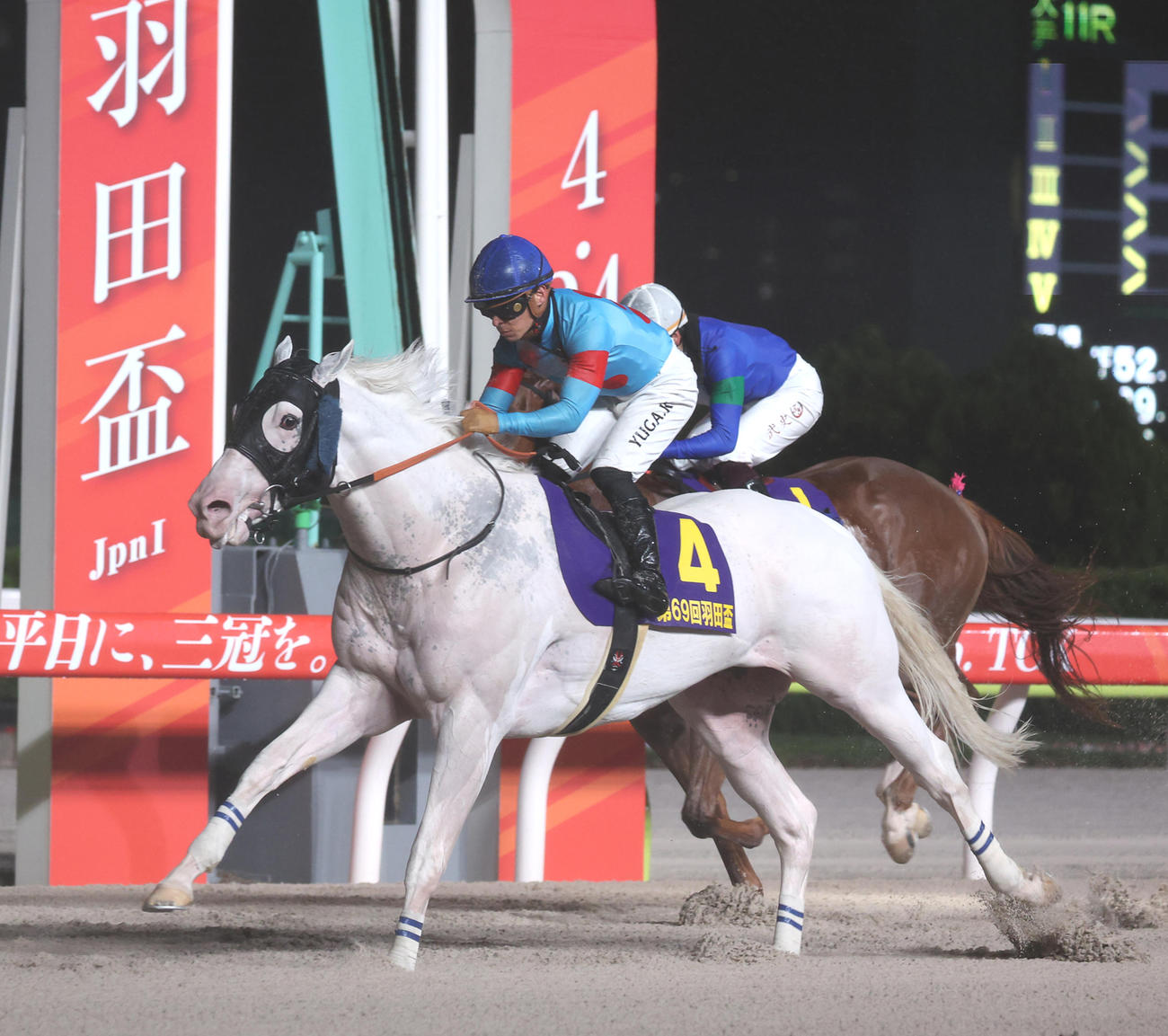 第69回羽田盃を制したアマンテビアンコと川田騎手。右はアンモシエラと横山騎手（撮影・中島郁夫）
