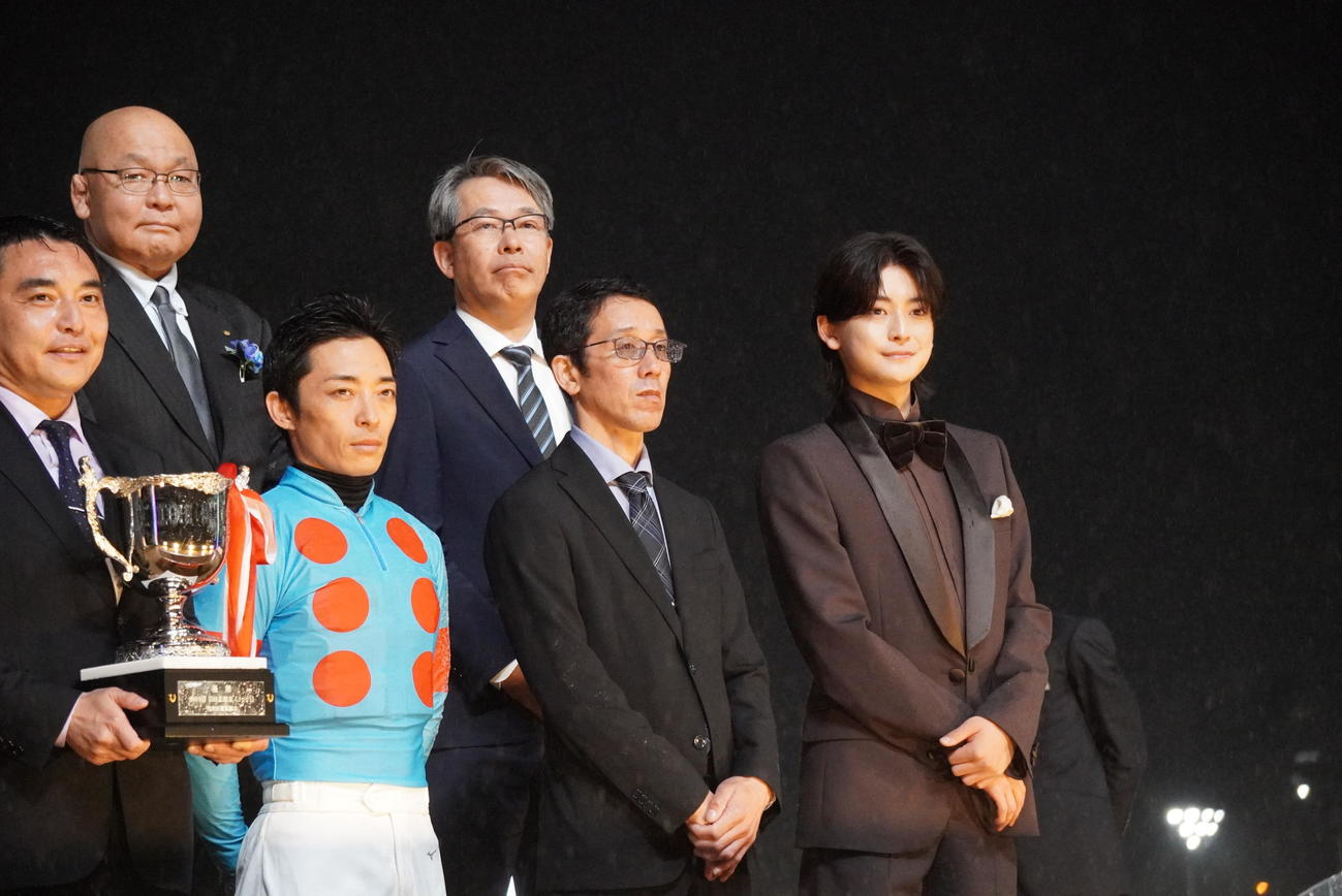 羽田盃の表彰式でプレゼンターを務めたTCKイメージキャラクターの高橋文哉（右）