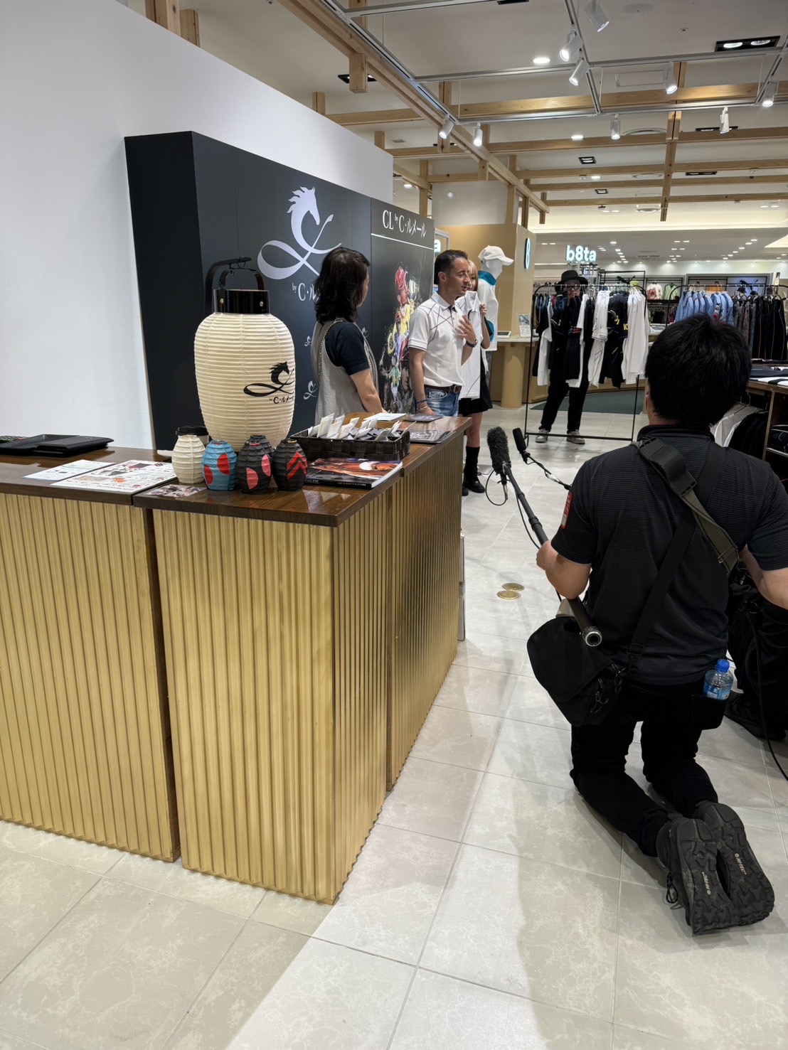 「CL　by　C・ルメール」ポップアップストアに登場したルメール騎手（阪急うめだ本店）