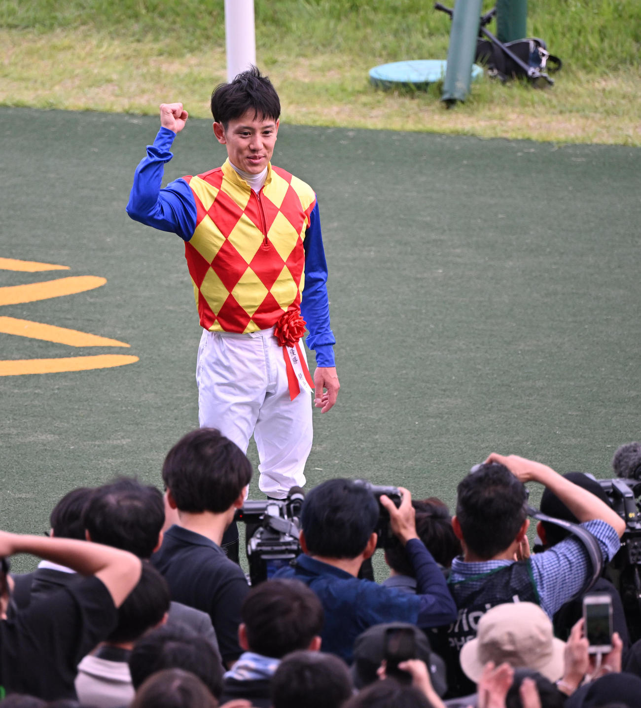 天皇賞・春を制しガッツポーズする菱田騎手（撮影・和賀正仁）
