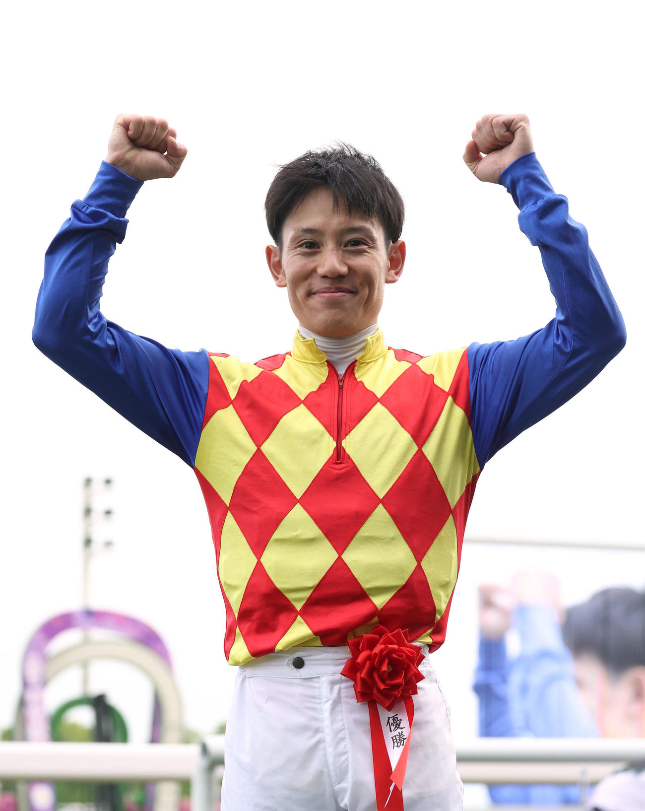 京都11R、笑顔でガッツポーズする菱田騎手（撮影・白石智彦）