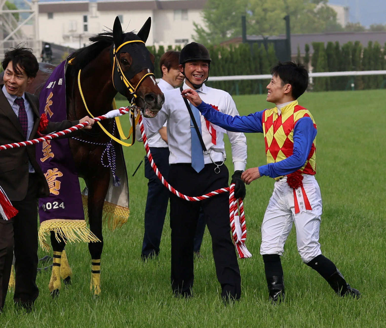 天皇賞・春をテーオーロイヤルで制しG1初制覇の菱田裕二騎手（右）は愛馬をねぎらう（撮影・西尾就之）