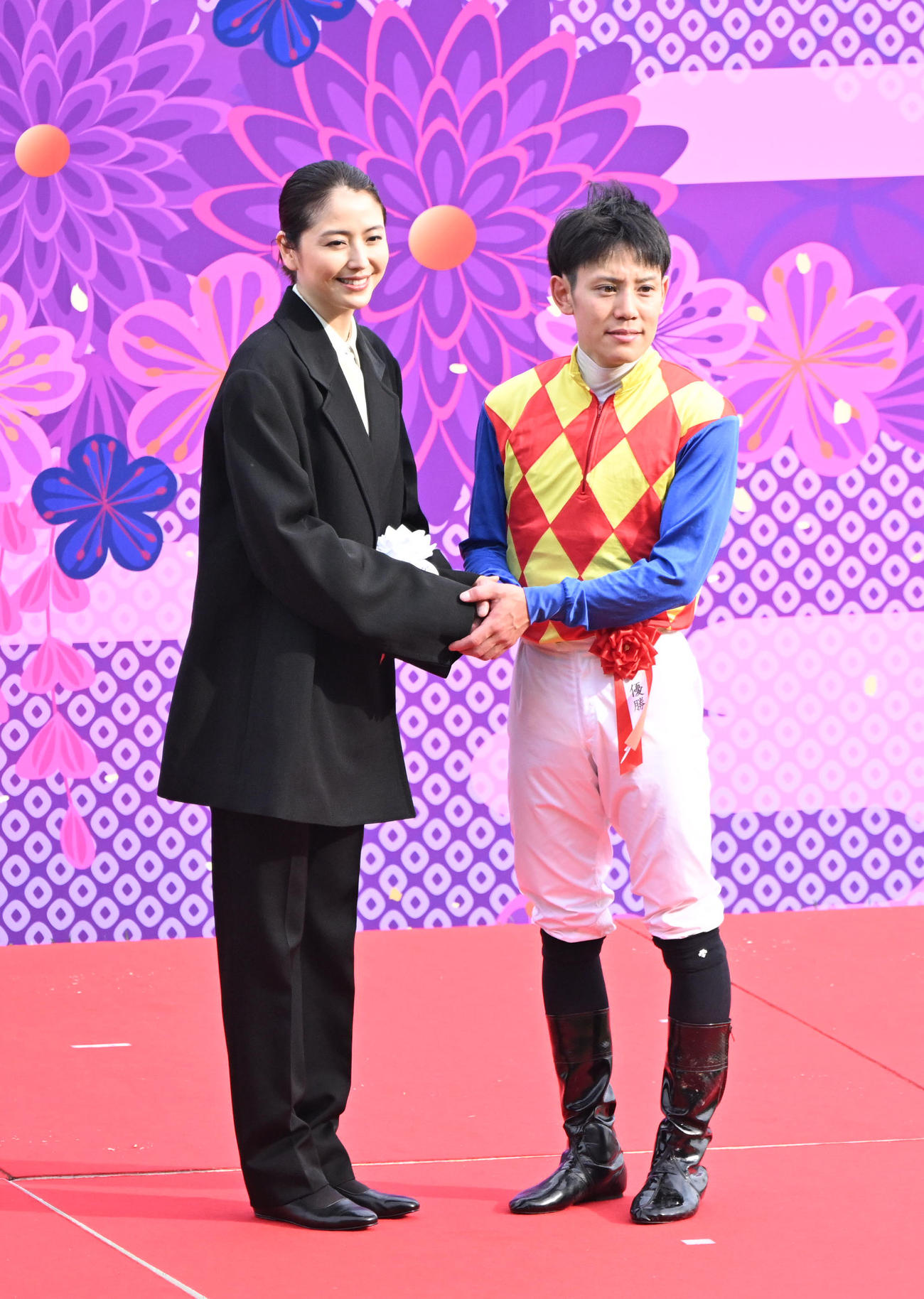 天皇賞・春を制し握手を交わす長澤まさみと菱田騎手（撮影・和賀正仁）