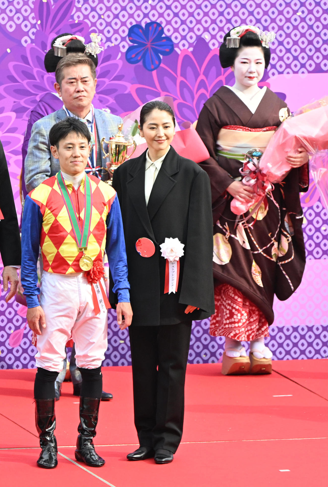 天皇賞・春を制し握手を交わす長澤まさみと菱田騎手（撮影・和賀正仁）
