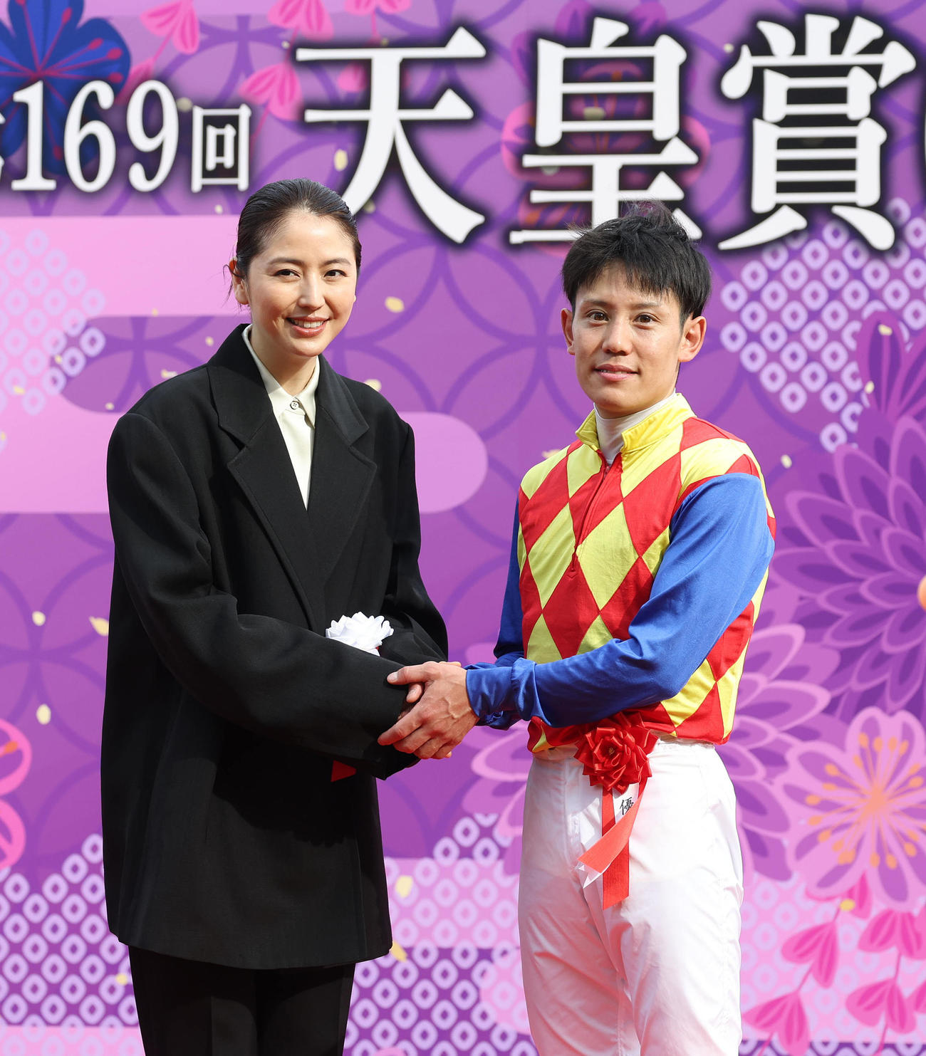 京都11R、表彰式で握手するプレゼンターの長澤まさみ（左）と菱田騎手（撮影・白石智彦）