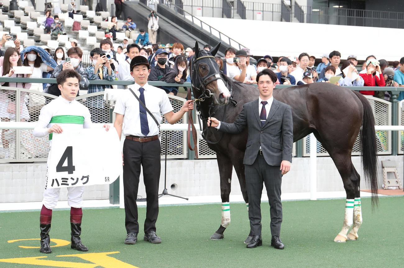 京都5R、3歳未勝利を勝ち上がったハミングと口取りに並ぶ西村淳騎手（左）（撮影・白石智彦）