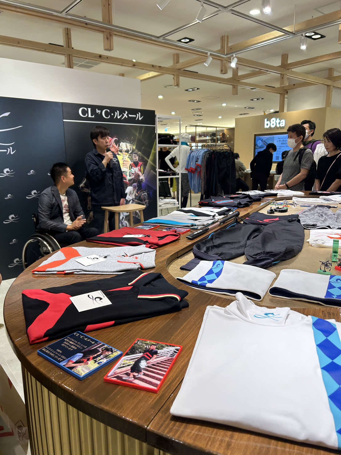 「CL by C・ルメール」ポップアップストアでトークショーを行った藤井勘一郎氏（真ん中）と佐藤哲三氏（右）（阪急うめだ本店）