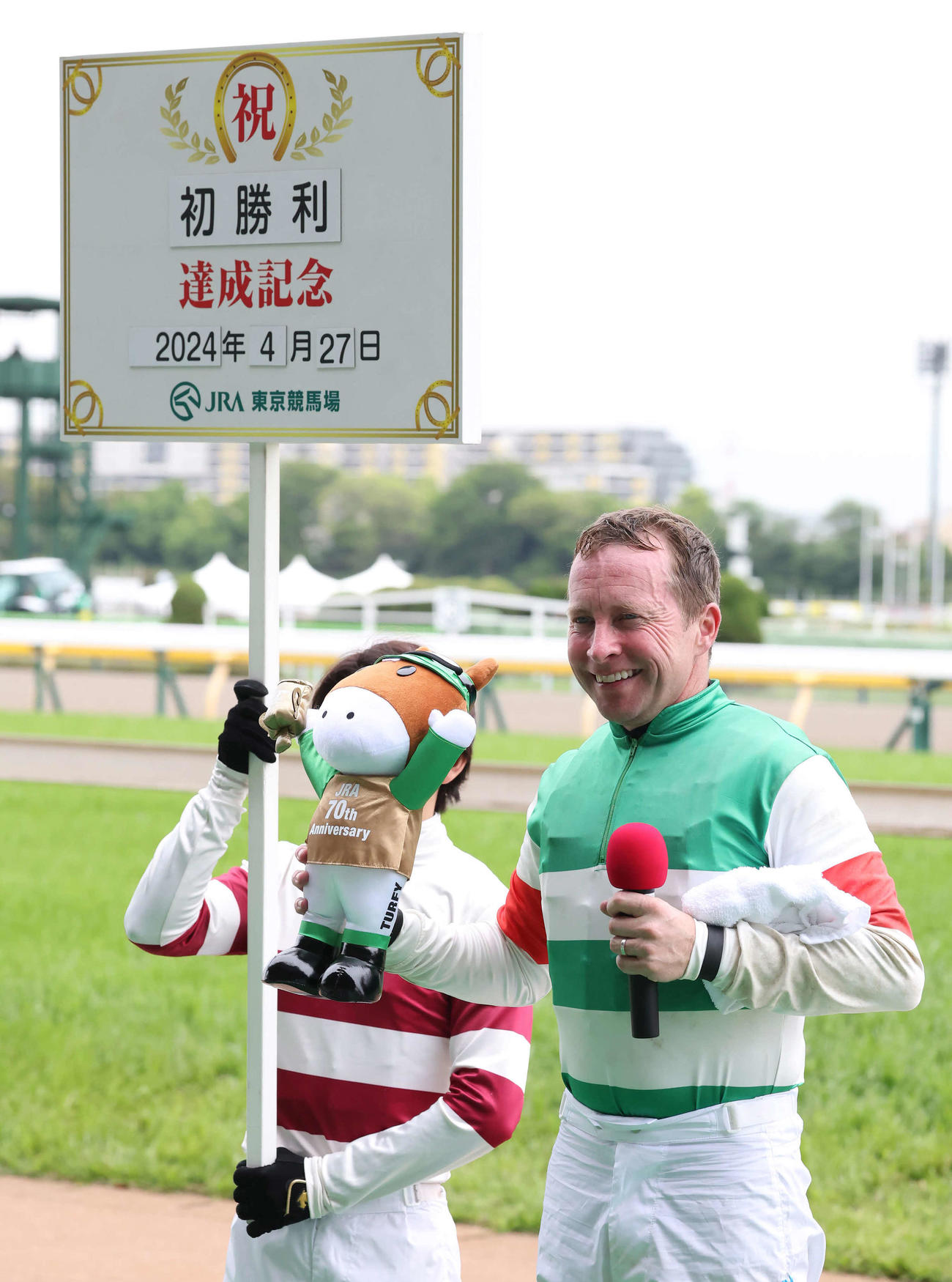 東京8R、ジャミーレで4歳上牝馬限定の1勝クラスを制してJRA初勝利を挙げたオシェア騎手（撮影・丹羽敏通）