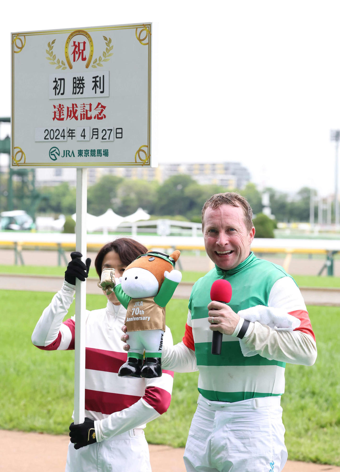 東京8R、ジャミーレで4歳上牝馬限定の1勝クラスを制してJRA初勝利を挙げたオシェア騎手（撮影・丹羽敏通）