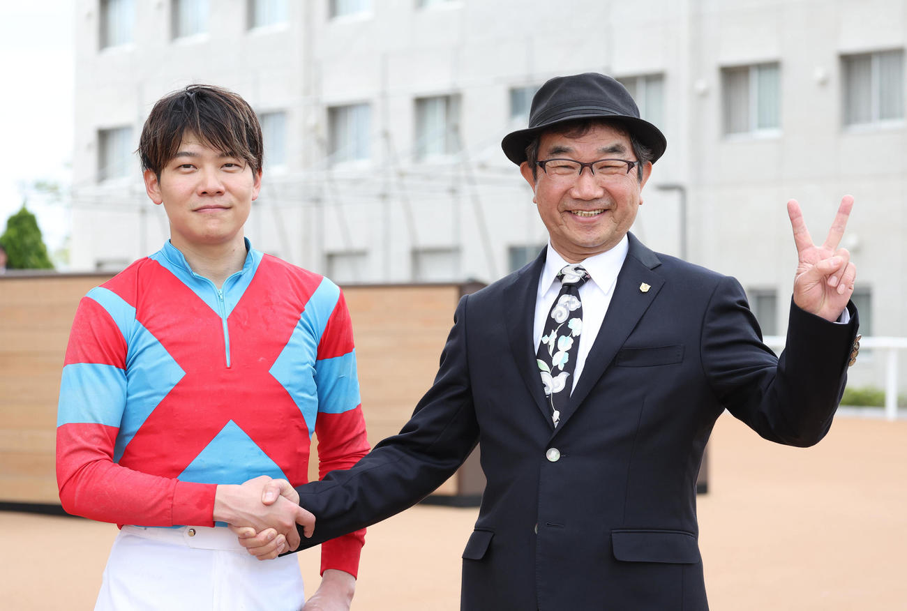 ラムジェットでユニコーンSを制し握手する三浦騎手（左）と笑顔でピースする佐々木師（撮影・白石智彦）
