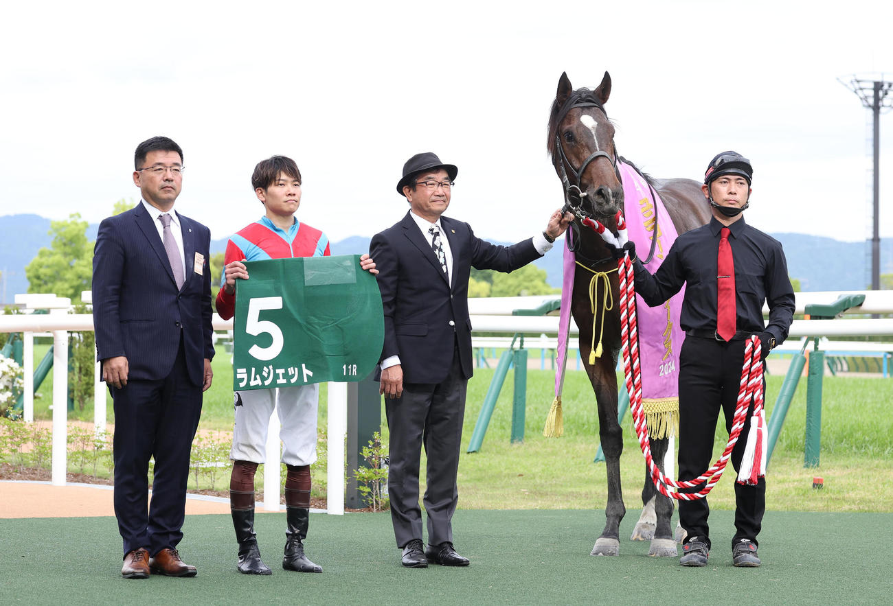 京都11R、3連勝でユニコーンSを制したラムジェットと口取りに並ぶ三浦騎手（左から2人目）（撮影・白石智彦）