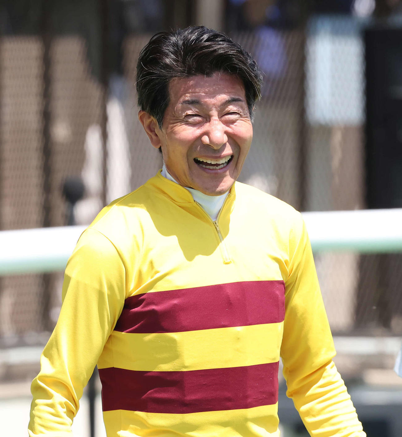 東京5R、ピースワンデュックで3歳未勝利戦を逃げ切った柴田善騎手（撮影・丹羽敏通）