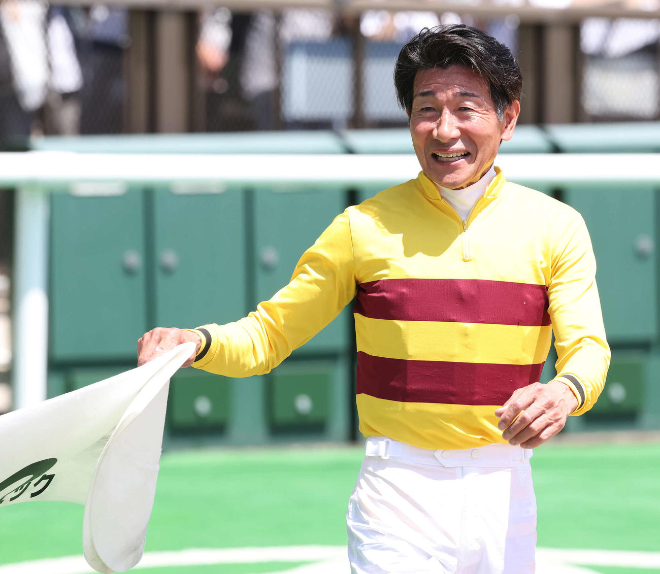 東京5R、ピースワンデュックで3歳未勝利戦を逃げ切った柴田善騎手（撮影・丹羽敏通）