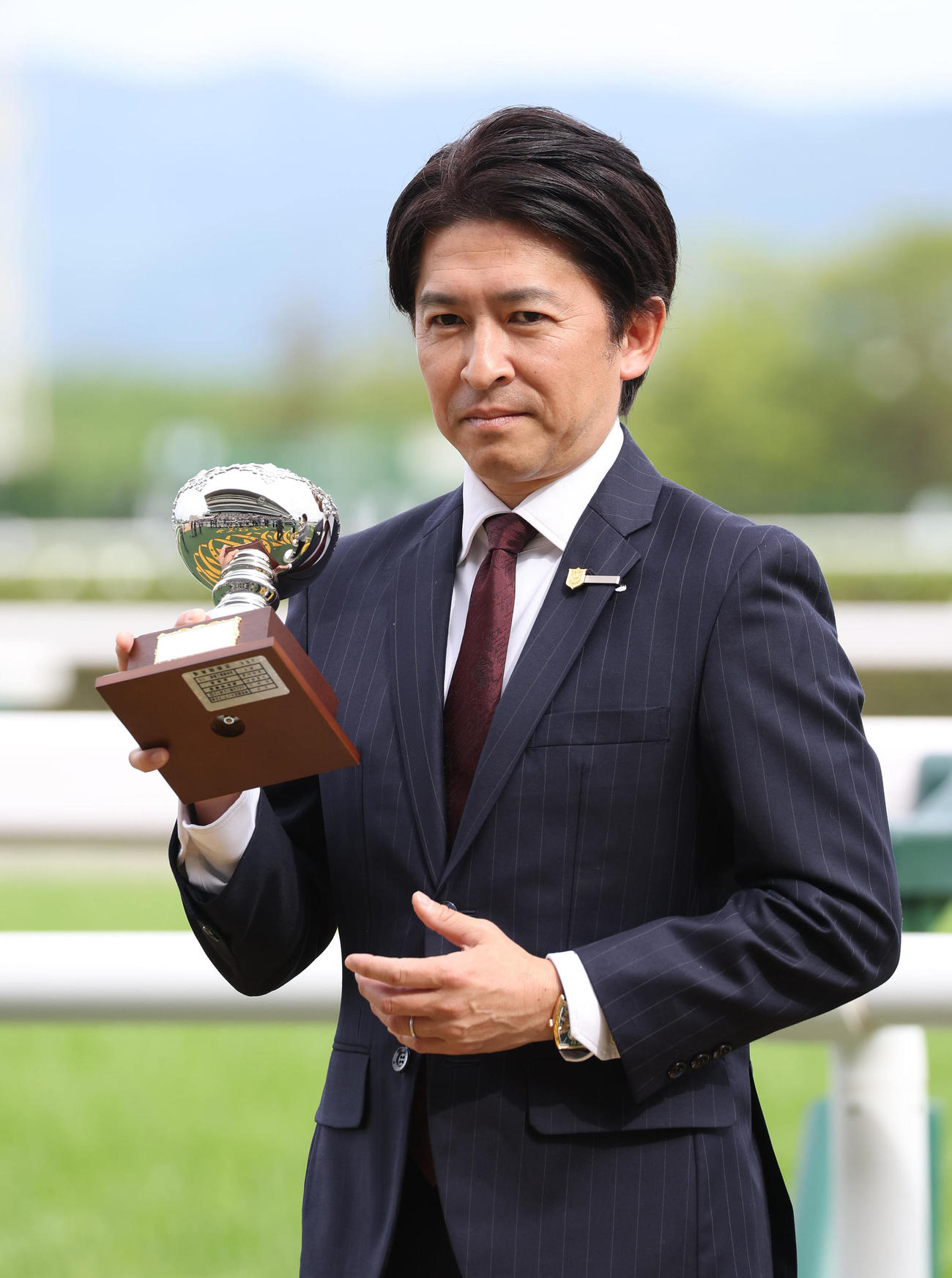 4月27日、プリモカリーナで京都10Rを勝利しトロフィーを掲げる福永師