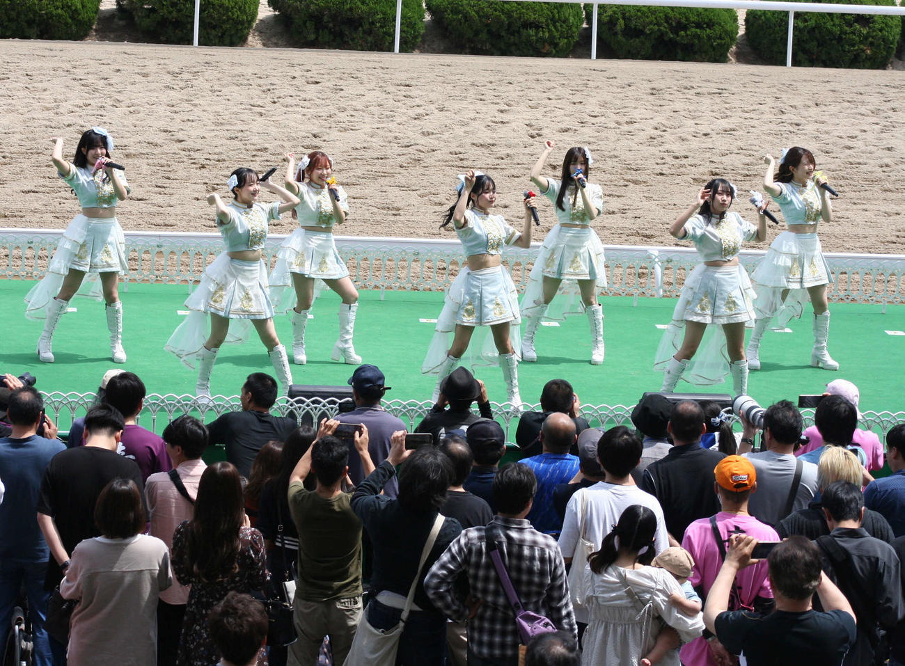 デビューライブで熱唱するUMATENA