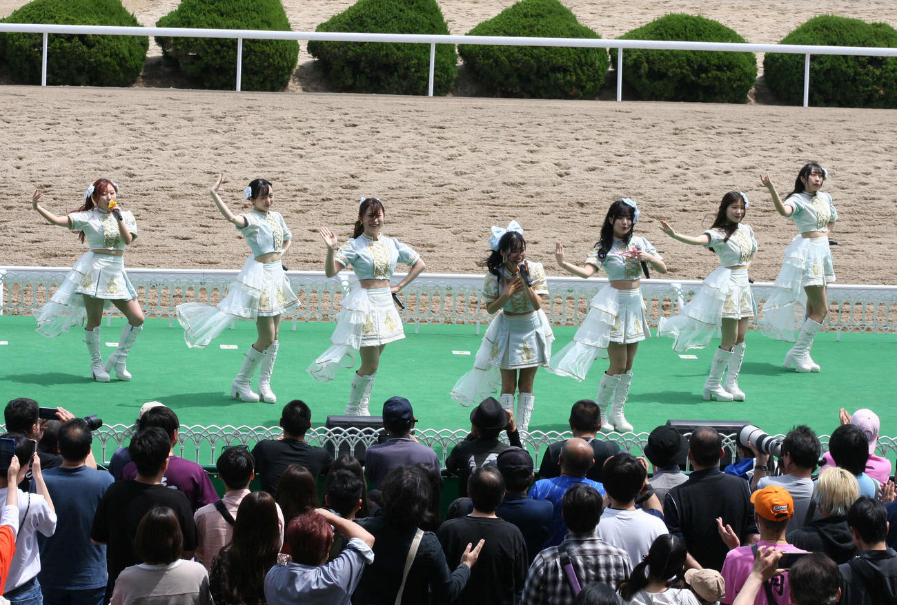 デビューライブで熱唱するUMATENA