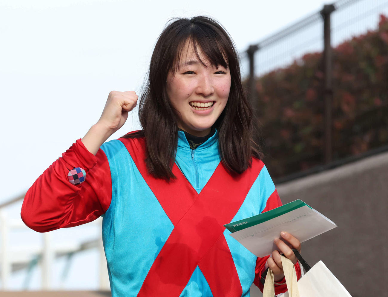 東京12Rを制した永島騎手はカメラマンの注文にガッツポーズで応える（撮影・丹羽敏通）