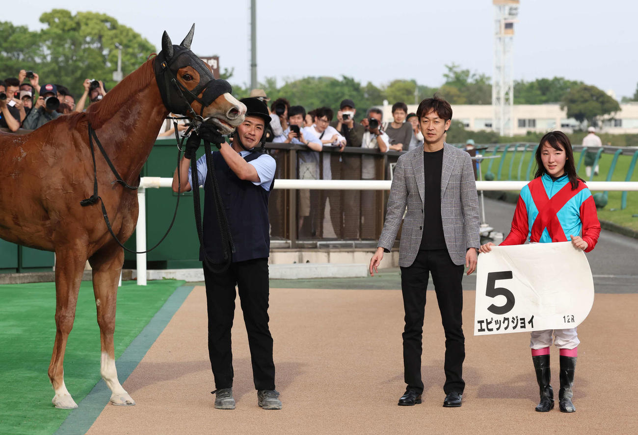 東京12Rを制したエピックジョイの口取りをする永島騎手（撮影・丹羽敏通）