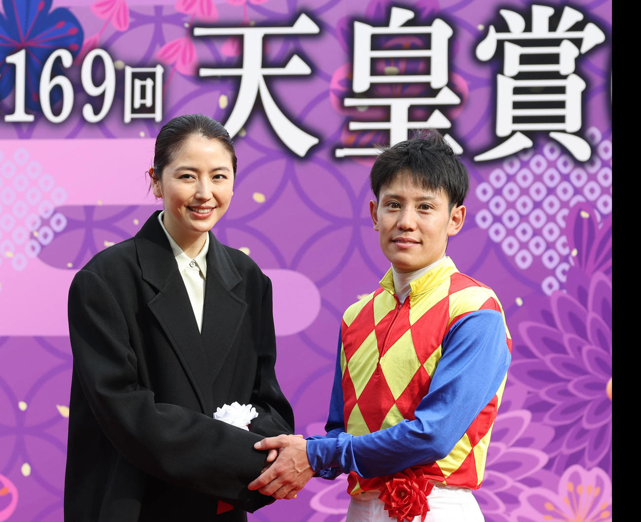 天皇賞・春の表彰式で握手するプレゼンターの長澤まさみ（左）と菱田騎手（撮影・白石智彦）