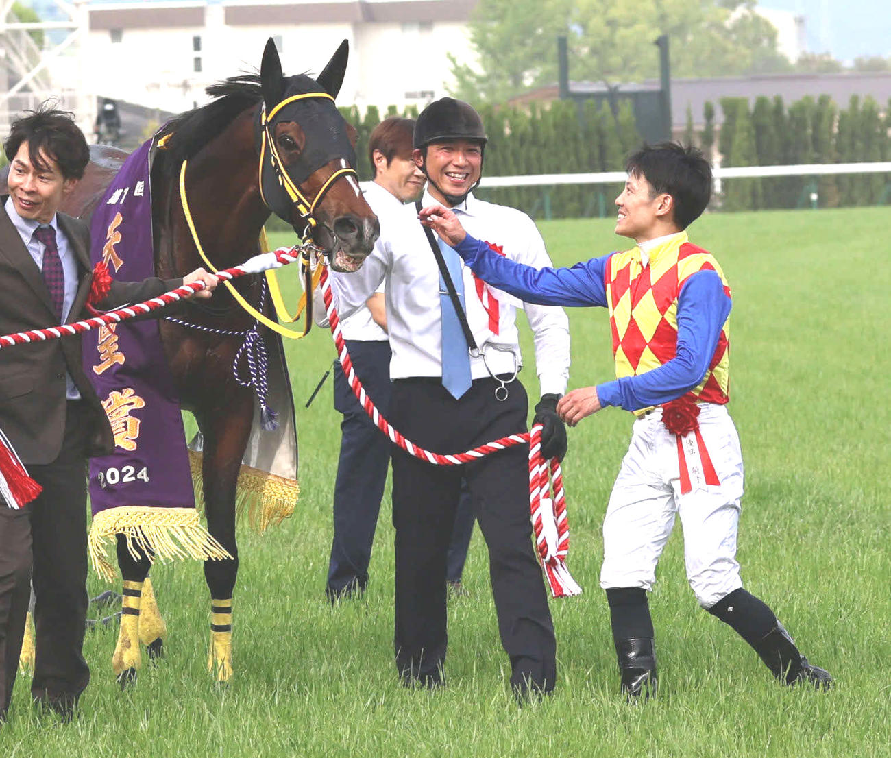 天皇賞・春をテーオーロイヤルで制しG1初制覇の菱田裕二騎手（右）は愛馬をねぎらう（撮影・西尾就之）