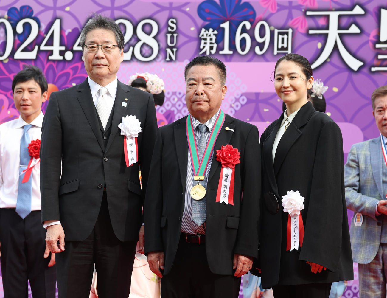 京都11R、表彰式で記念写真に納まる左から、吉田正義JRA理事長、岡田師、プレゼンターの長澤まさみ