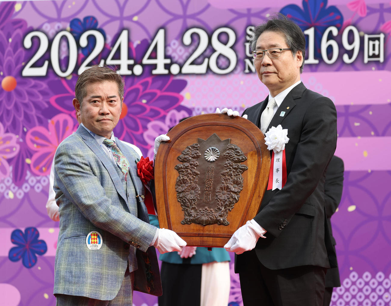 京都11R、吉田正義JRA理事長（右）から天皇盾を下賜される小笹公也オーナー（撮影・白石智彦）