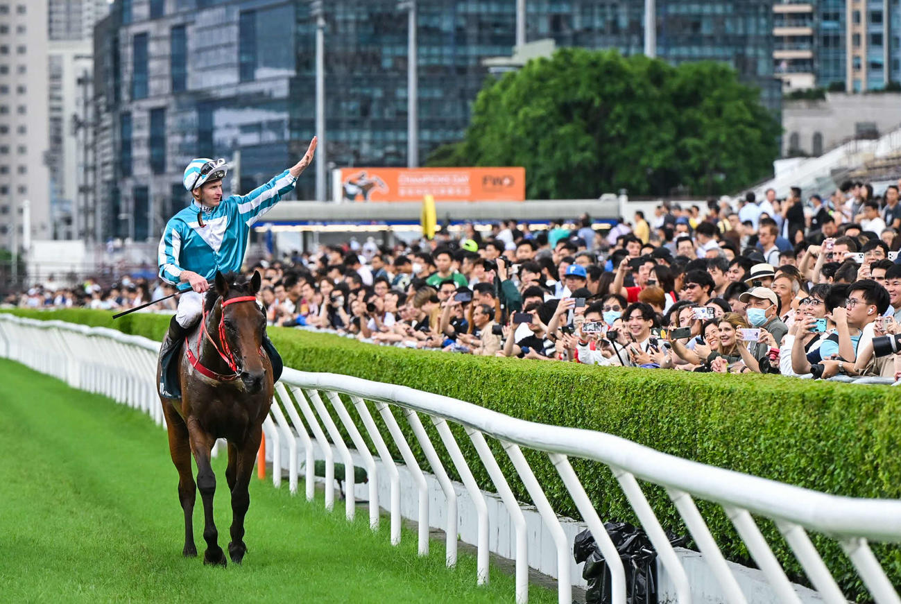 QE2世Cを3連覇したロマンチックウォリアー（C）The Hong Kong Jockey Club