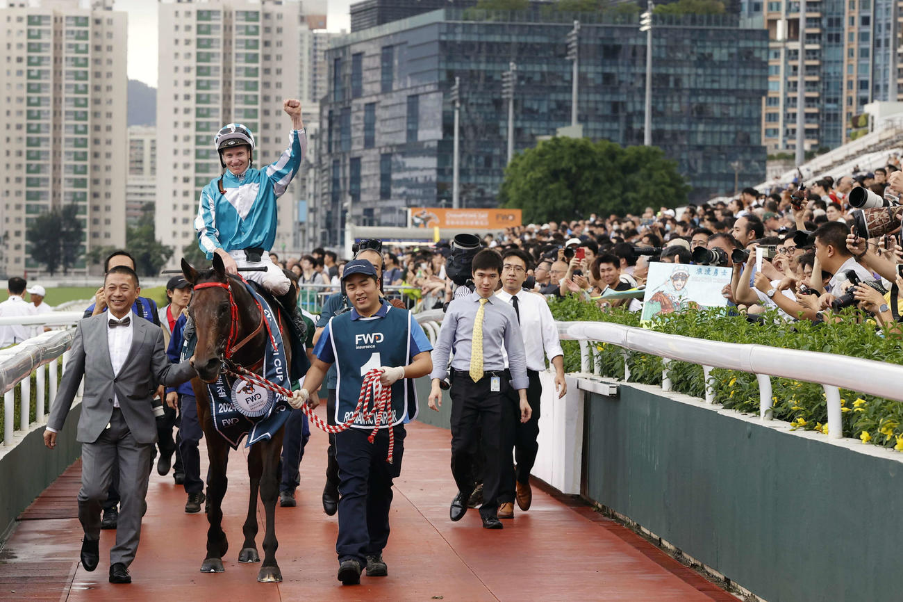 QE2世Cを3連覇したロマンチックウォリアー（C）The Hong Kong Jockey Club