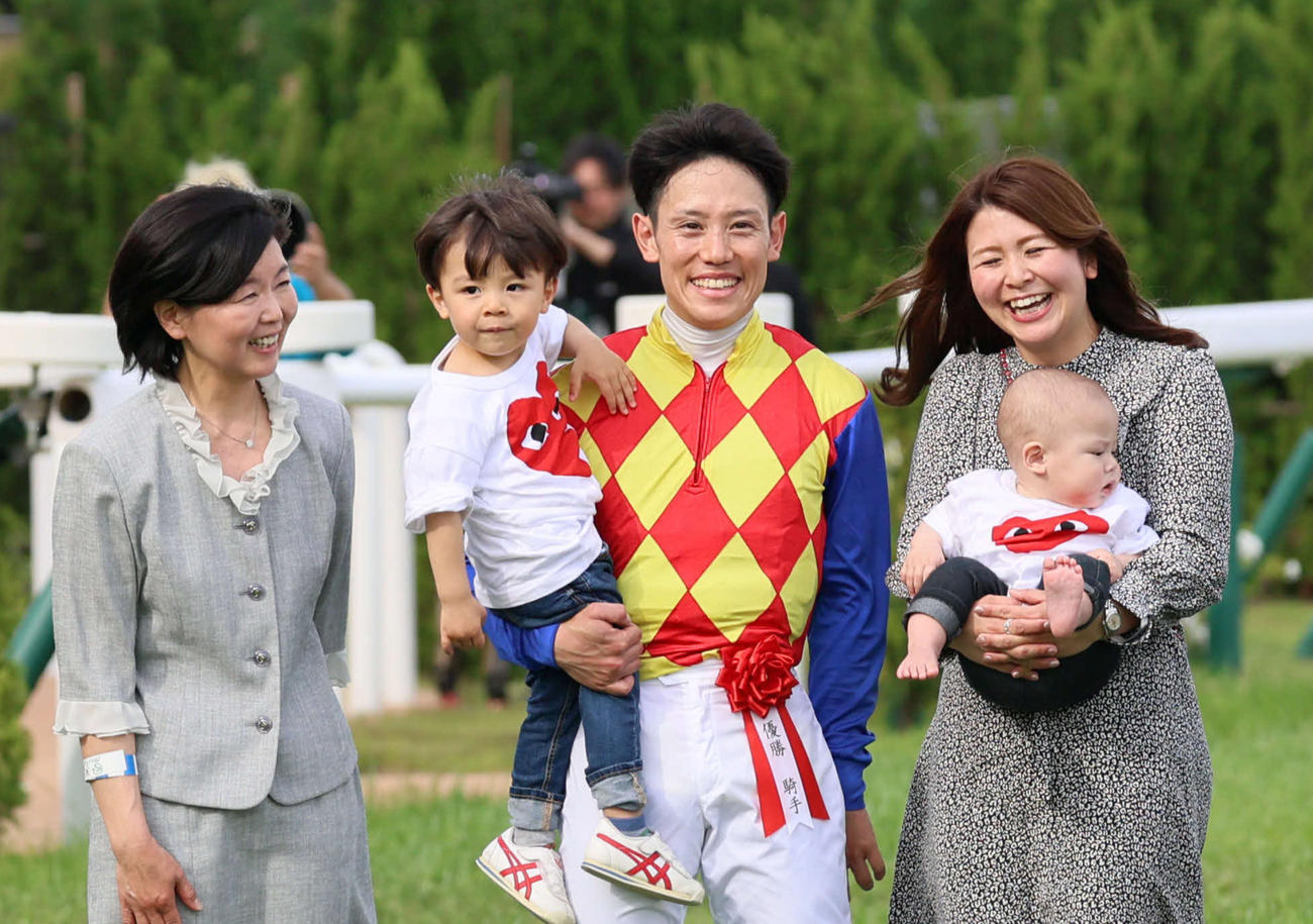 天皇賞・春をテーオーロイヤルで制しG1初制覇の菱田騎手は口取りで家族と写真に納まる（撮影・西尾就之）